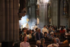 Adoration à Saint-Etienne; lors de la Vigile de Pentecôte.