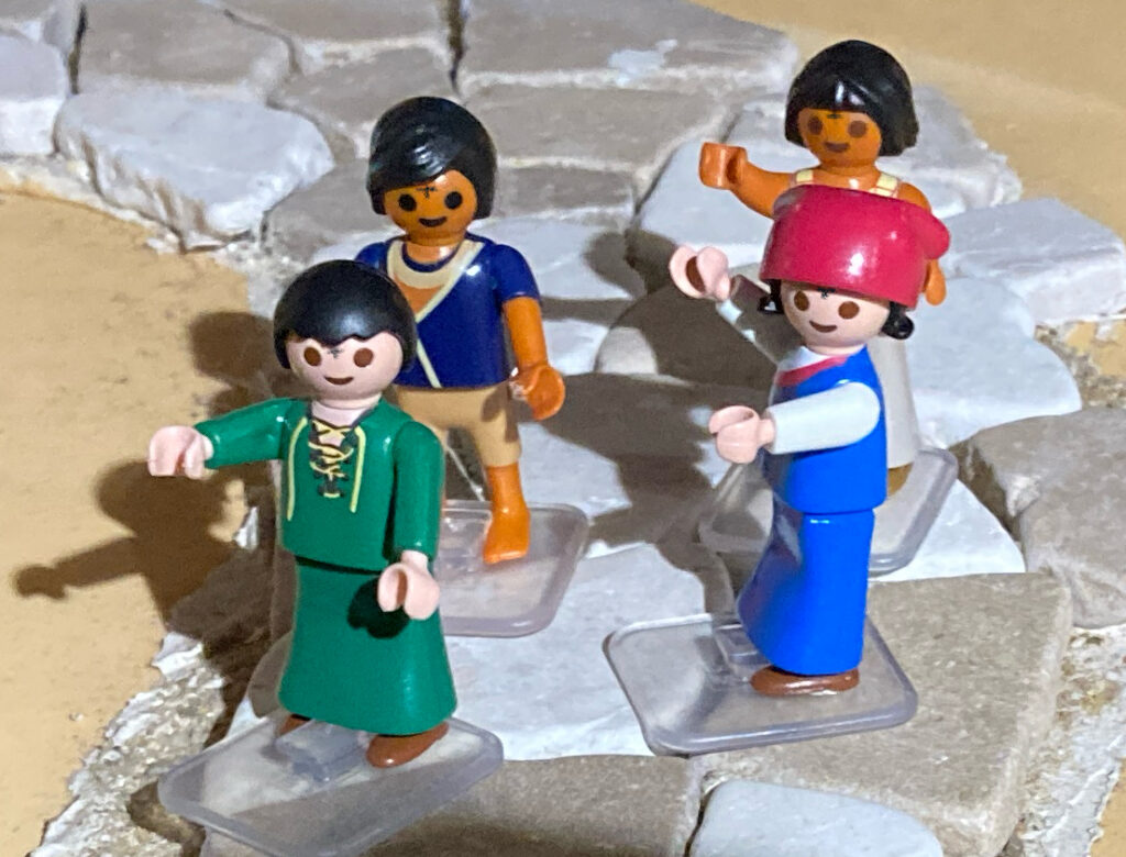 Quatre jeunes enfants  de l'époque du Christ, qui ont reçu les cendres et qui marchent sur le Chemin du Carême